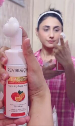 vitaglow foaming facewash