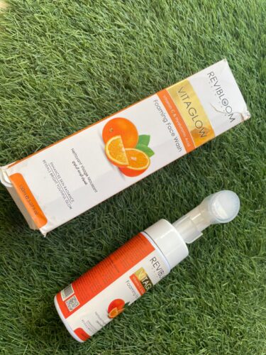 vitaglow foaming facewash